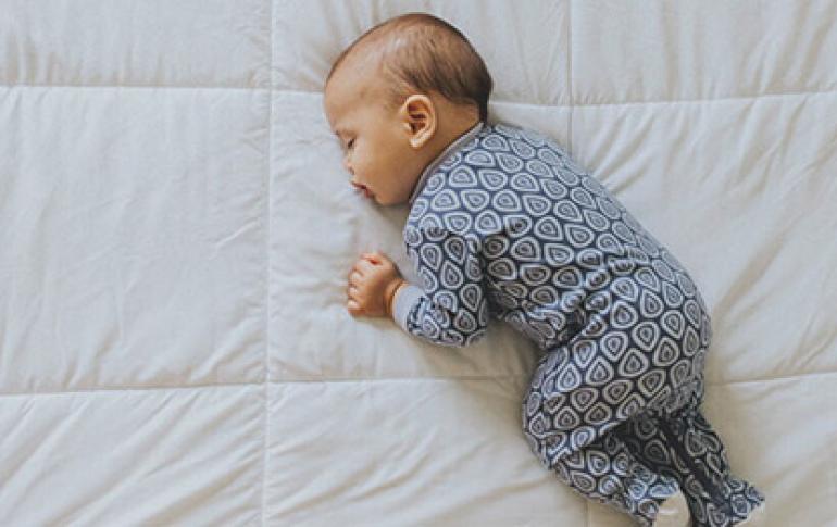 Какво да направите, ако бебето падне от дивана или леглото и се удари