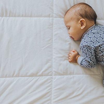 Šta učiniti ako vaša beba padne sa sofe ili kreveta i udari se