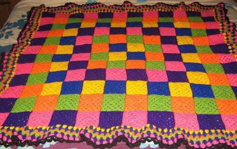 We knit a children's blanket with a flannel lining